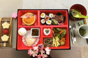 Lady MH's family inspired bento (click to enlarge)